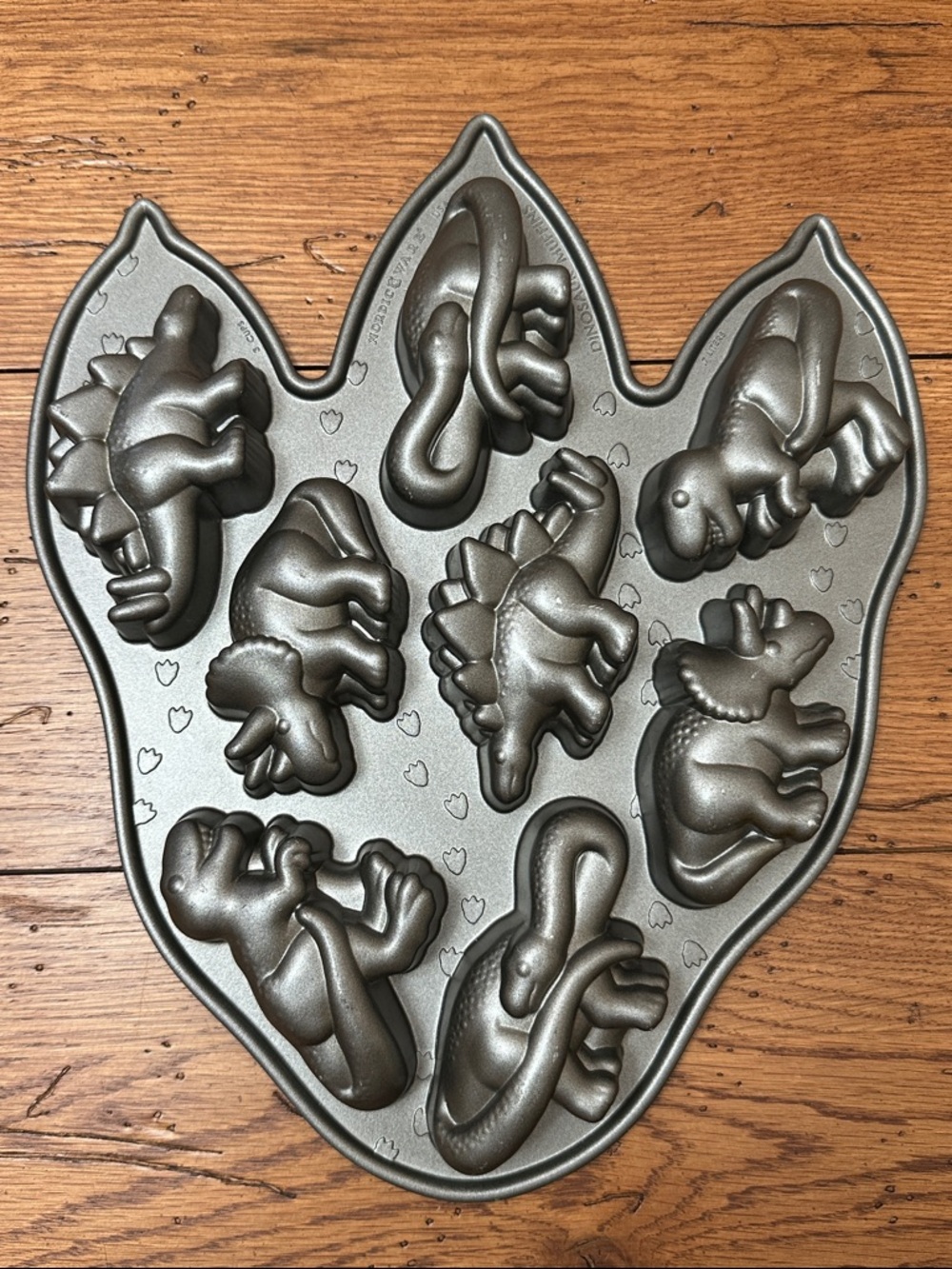 Nordic Ware Dinosaur muffins pan - Cakelet 8 cavity